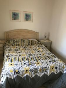 een bed met een dekbed in een slaapkamer bij Monte Antonio Domingos in Melides