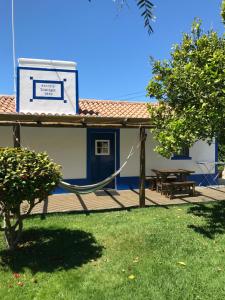 una casa con una hamaca en el patio en Monte Antonio Domingos, en Melides