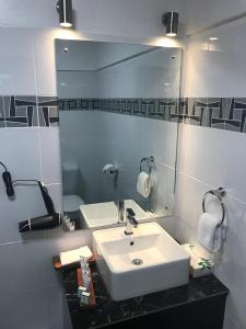 Koupelna v ubytování Suva Motor Inn