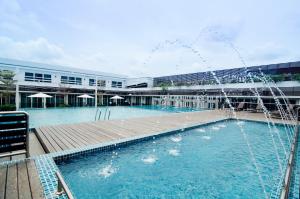 The swimming pool at or close to Hotel Sfera