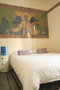 a bedroom with a bed and a painting on the wall at Bed & Breakfast Bells Oficis in Girona