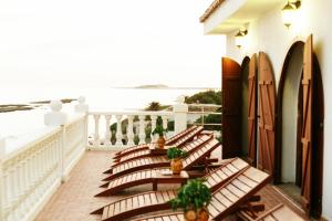 a balcony with chairs and a view of the ocean at Hostal Mar de Frente in Los Caños de Meca