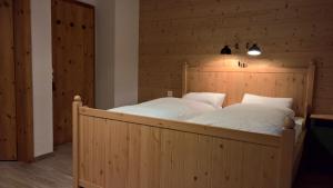Katil atau katil-katil dalam bilik di B&B Chasa Arfusch