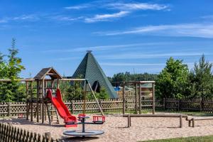 un parque infantil con un tobogán y una pirámide en Vanamõisa Caravan Park, en Saue
