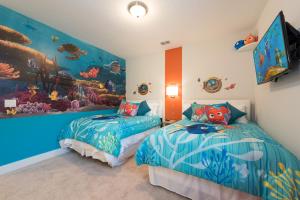 um quarto com 2 camas e um mural de aquário em Groovy Mouse House with private pool em Orlando