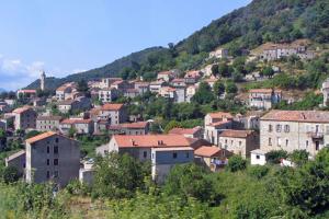 a village on a hill with houses on it at U Fragnu di perruccio in Levie