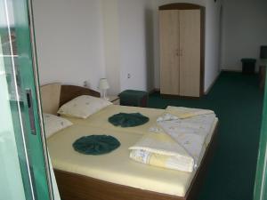 een slaapkamer met een bed met 2 kussens erop bij Hotel Levteri in Primorsko