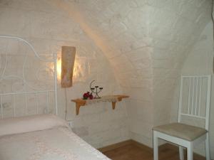 オストゥーニにあるIvoryのベッドルーム1室(ベッド1台、テーブル、椅子付)