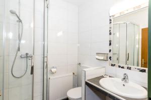 Koupelna v ubytování Landpension Birker - Self Check-In