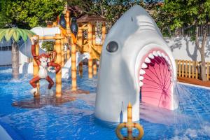 un parque acuático con un tiburón falso en el agua en GHT Balmes, Hotel-Aparthotel&SPLASH en Calella