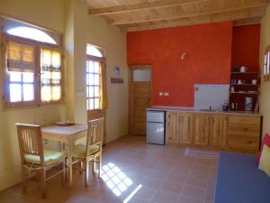 Think Love on Red Sea في نويبع: مطبخ مع طاولة وكراسي في غرفة