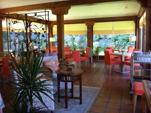 Un restaurante o sitio para comer en Posada Mar de Santillana