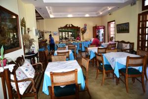 a restaurant with tables and chairs with blue table cloth at Maistrali in Galissas
