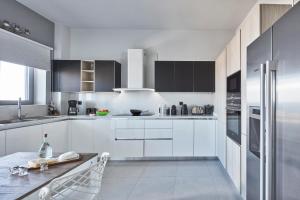 A kitchen or kitchenette at Elysium Seaview Oasis