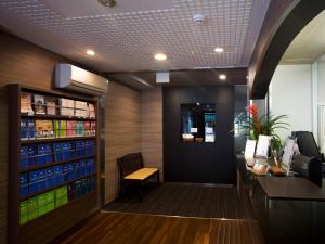 a waiting room with a cash register and a waiting roomasteryasteryasteryasteryastery at FLEXSTAY INN Shinagawa in Tokyo