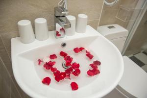 a sink with red roses in the shape of a heart at Hai Yang Homestay in Jian
