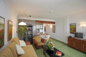 A television and/or entertainment centre at Apartamentos Perla Marina