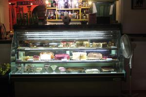 een vitrine gevuld met veel taarten en gebak bij Hotel Levteri in Primorsko
