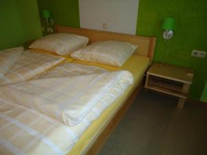 1 cama con 2 almohadas en una habitación en Gasthaus & Pension Lisas-Welt Wasserkuppe, en Ehrenberg