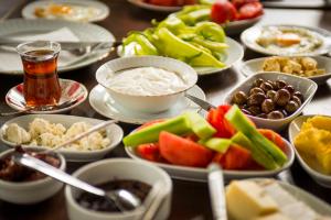 uma mesa coberta com tigelas de diferentes tipos de alimentos em Agora Pansiyon em Kapıkırı