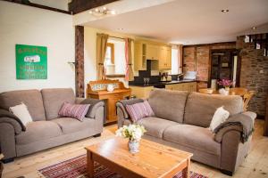 The Bothy Self Catering Accommodation في Rousky: غرفة معيشة مع كنبتين وطاولة