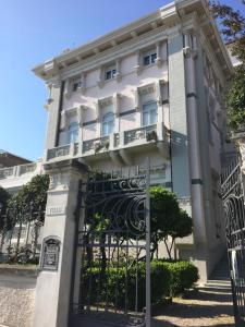 un edificio con un cancello di fronte di Attico vista mare a Pescara