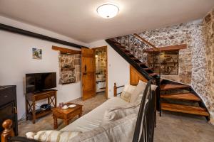 sala de estar con sofá y escalera en Casa Eleni, en La Canea