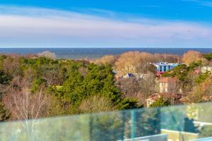 uma vista para uma cidade com árvores e casas em Leo Sea View Apartments em Palanga