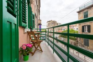 En balkon eller terrasse på Central Pearl by Nono Ban Rooms