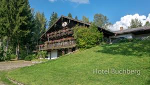 ein Haus mit einem Balkon mit Blumen darauf in der Unterkunft Hotel Buchberg in Schönsee