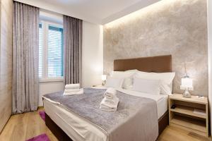 Un pat sau paturi într-o cameră la Central Pearl by Nono Ban Rooms