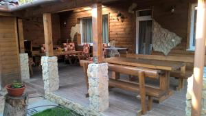 a wooden cabin with a wooden table and chairs at Aquacentrum in Hajdúszoboszló