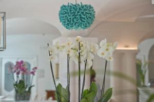 a vase filled with white flowers in a room at Hotel Marincanto in Positano