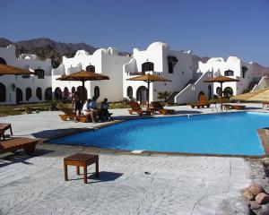 Bazén v ubytování Daniela Diving Resort Dahab nebo v jeho okolí