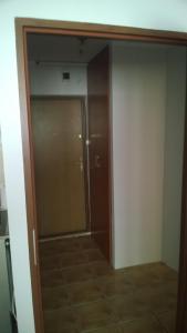 pusty pokój ze szklanymi drzwiami i korytarzem w obiekcie Apartament 6 Pietro w Toruniu