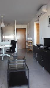 sala de estar con mesa y algunas sillas en Apartment La Isla Terrazas de la Torre I, en Roldán