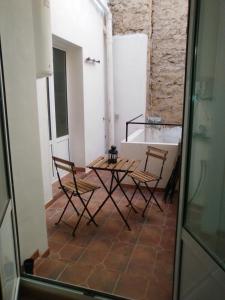 Habitación con mesa y sillas. en Lorena Centro Apartamento GAM en Alicante