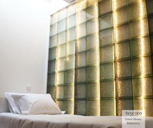 ein Schlafzimmer mit einer großen Glaswand in der Unterkunft Bracara Guest House "Biblioteca" in Braga