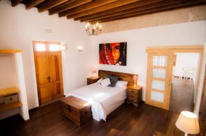 Ένα ή περισσότερα κρεβάτια σε δωμάτιο στο Casa Rural La Pardela +36 φωτογραφίες