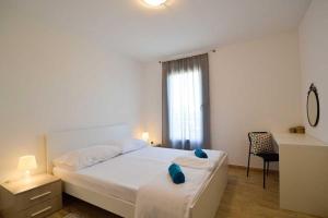 a bedroom with a large white bed and a desk at Leut Apartment, 3min beach, 15min center in Pula +36 photos