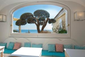 a window with a view of a tree in a room at Hotel Marincanto in Positano
