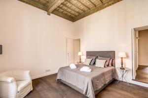Кровать или кровати в номере Piazza Farnese exclusive view 2 bedroom en suite