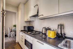 Кухня или мини-кухня в Piazza Farnese exclusive view 2 bedroom en suite
