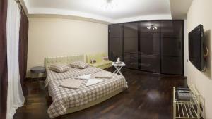 Кровать или кровати в номере Kyiv downtown apartment on Saksaganskogo street 87