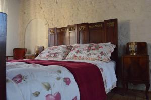 a bedroom with a bed with a wooden headboard at B&B Elizabeth in Ponte di Piave