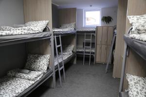 Двухъярусная кровать или двухъярусные кровати в номере OkayHostel