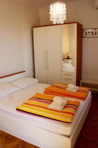 1 dormitorio con 1 cama con toallas en Apartment Arbanasin, en Dubrovnik