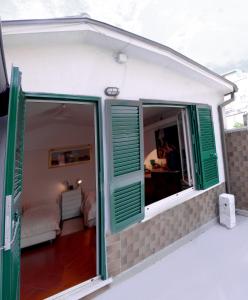 ローマにあるBUONE VACANZE A ROMA!の家の上に緑のシャッターがある部屋
