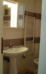 ローマにあるBUONE VACANZE A ROMA!のバスルーム(洗面台、鏡、トイレ付)