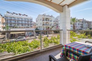 balcón con mesa y vistas a la calle en Hotel Dost, en Marmaris